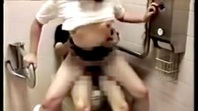 【個人撮影】変態夫婦が多目的トイレでセックスする様子を撮影した生々しい動画ｗｗ