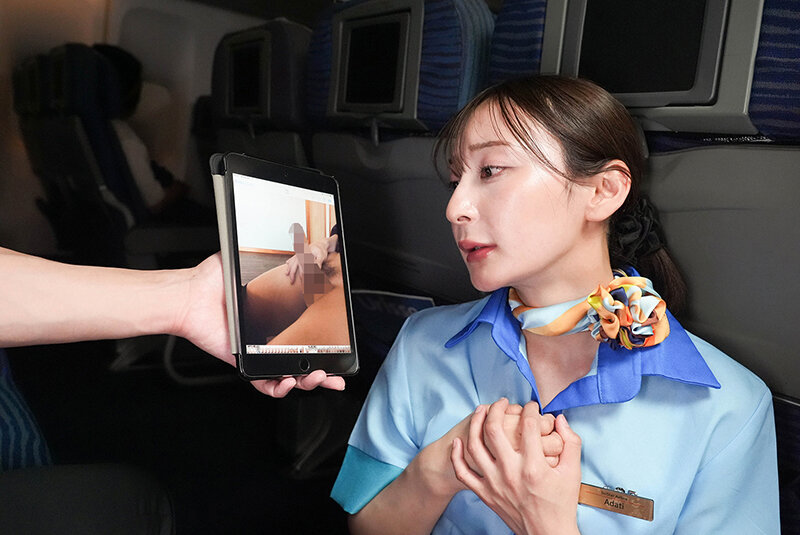 間違えたフリしてスマホのチンポ画像を見せて赤面するおばさんCA