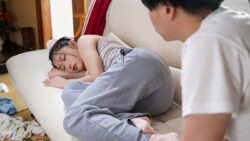 外ではシゴデキ家ではズボラなアラサー喪女姉のハミ尻我慢限界バック中出し！！ 三葉ちはる