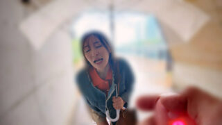 ノーブラで乳首もろバレ！淫乱美熟女と羞恥プレイデート 足立友梨