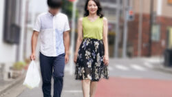 情熱キスは突然に 息子の友達に周りも気にせず唇を奪われて溢れ出す本能 田崎このえ