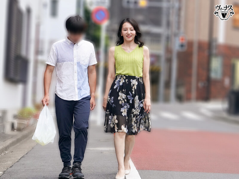 情熱キスは突然に 息子の友達に周りも気にせず唇を奪われて溢れ出す本能 田崎このえ